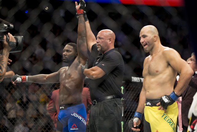 web1_mma-ufc202gamer_082016ev_050_6880660