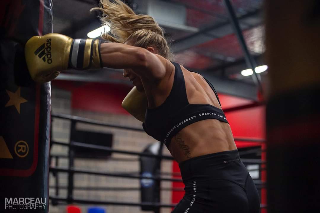 Former Amateur Star Kaye Scott Makes Her Professional Debut on November ...